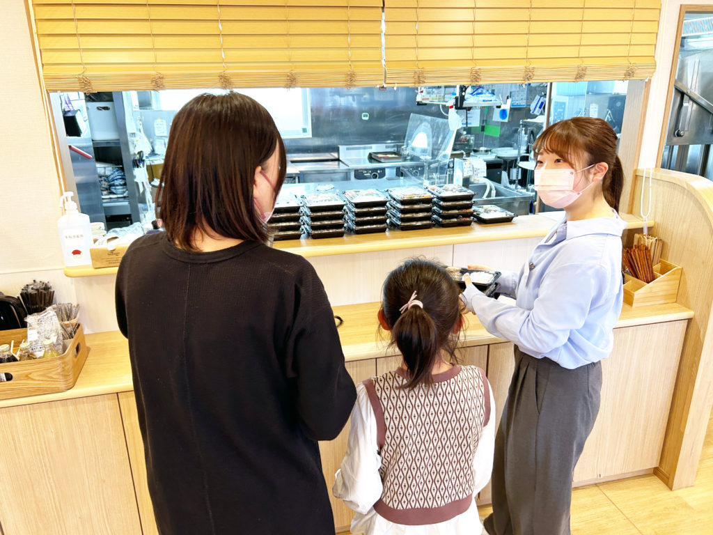 写真：お弁当の配布